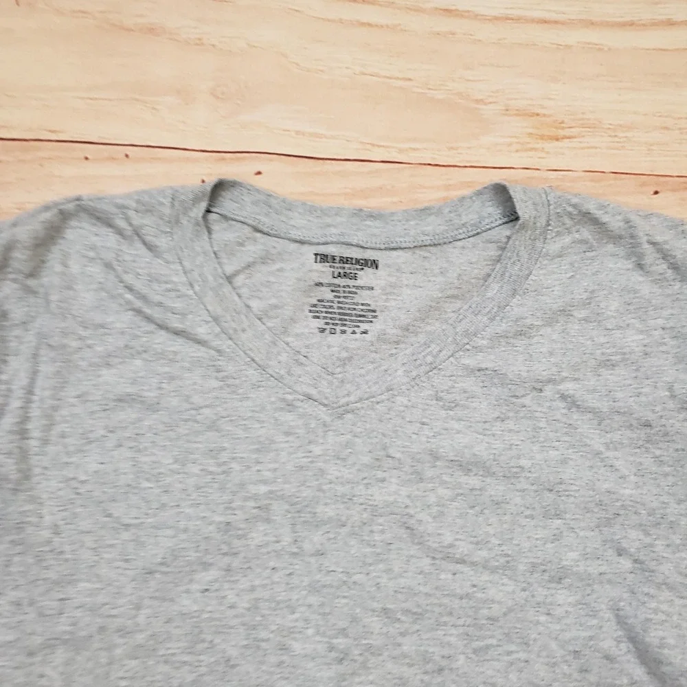 True Religion Shirt Mens‎ Large Gray V Neck Horseshoe Logo Short Sleeve Tee